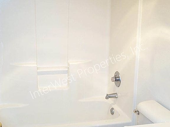 4th image of 3029 S Troutdale Rd