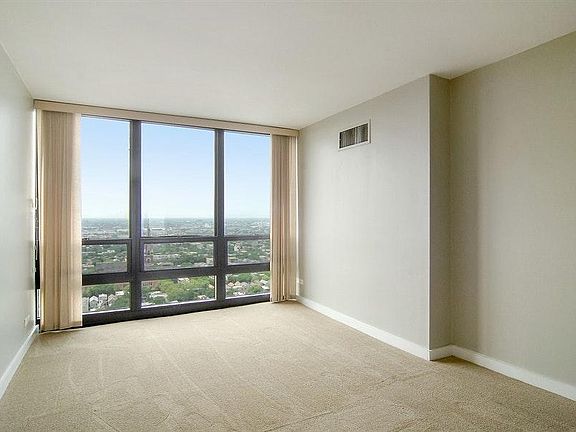 3rd image of 1638 N Wells St #3206