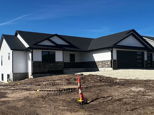 929 Red Oak St, Manchester, IA 52057