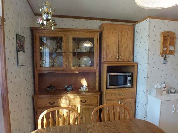 4th image of 102 Antelope St W