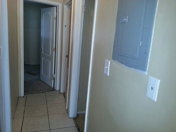 4th image of 816 Juanita Cir
