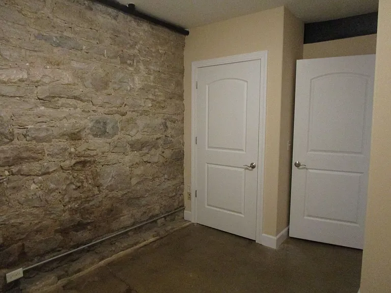 810 E Broadway — Photo 22