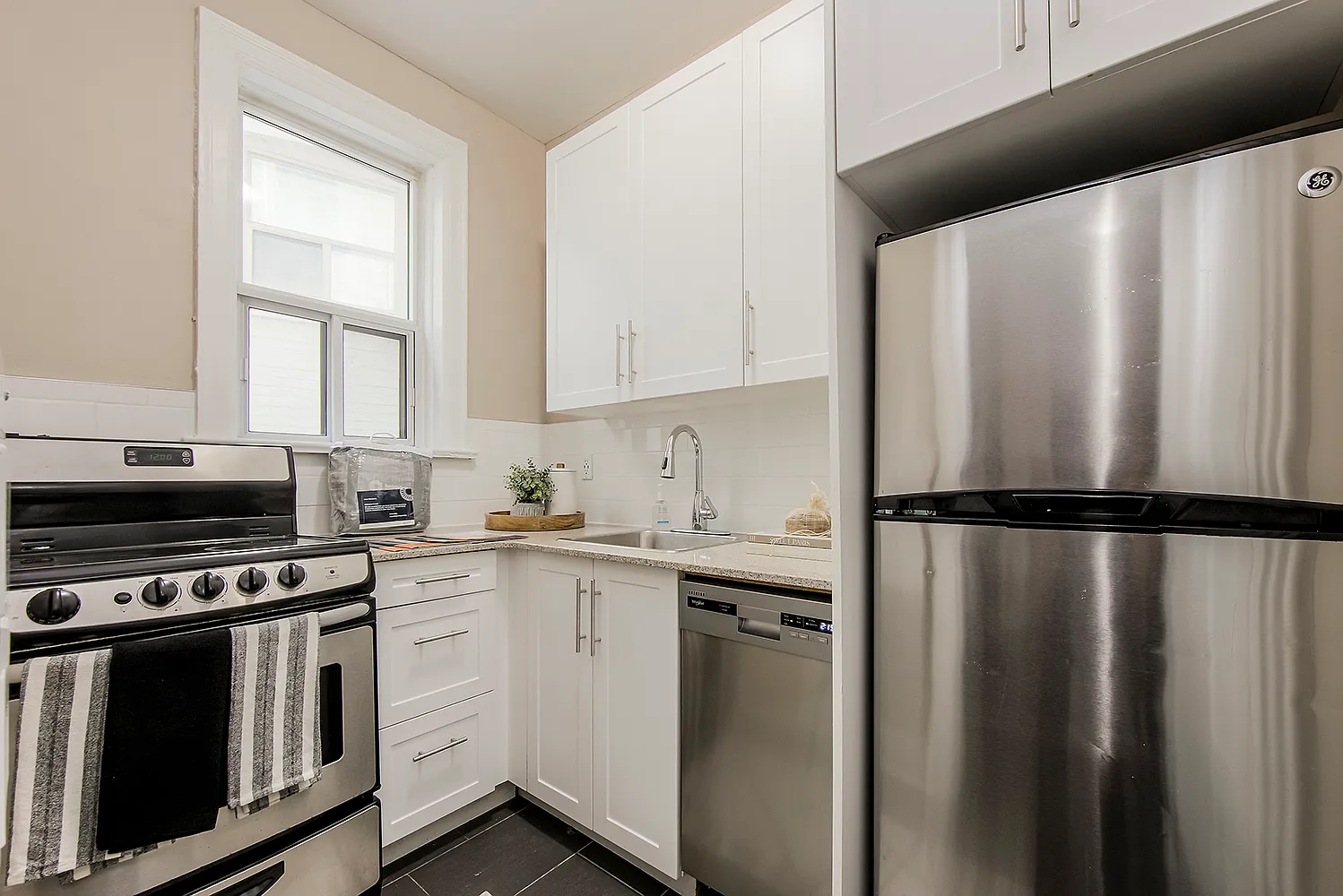 9 Tennis Crescent Toronto — Photo 1