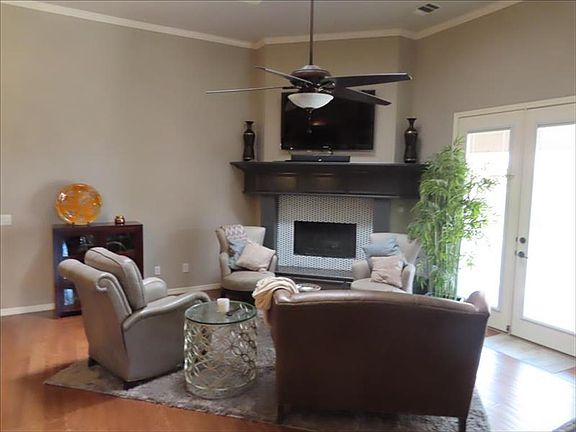 3rd image of 8014 Oxford Dr