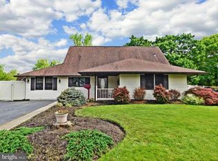 2 Hollow Rd, Levittown, PA 19056