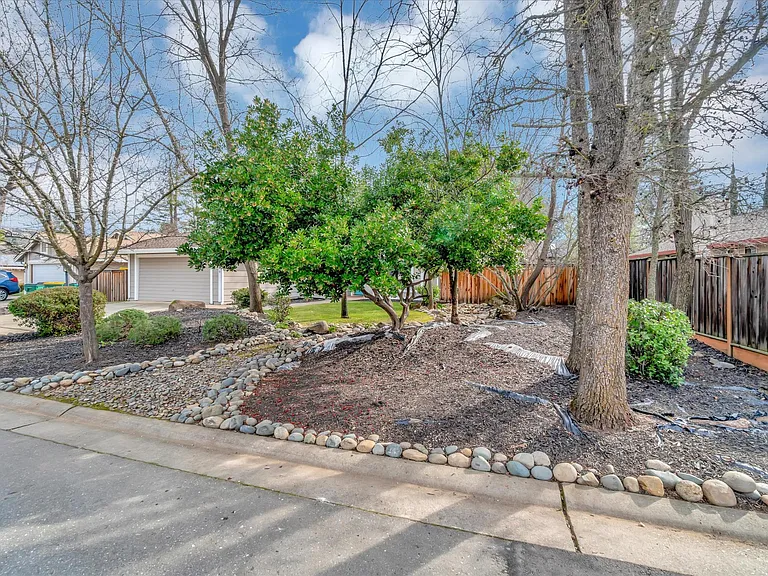 1060 Saint Andrews Dr — Photo 3