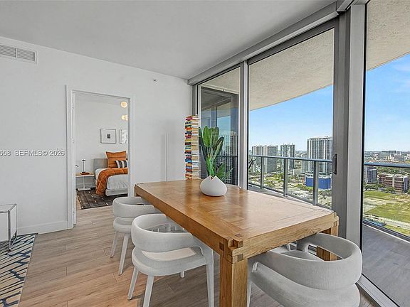 4th image of 488 NE 18th St Unit 3101