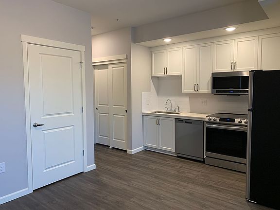 4th image of 7122 N Greenwich Ave #1