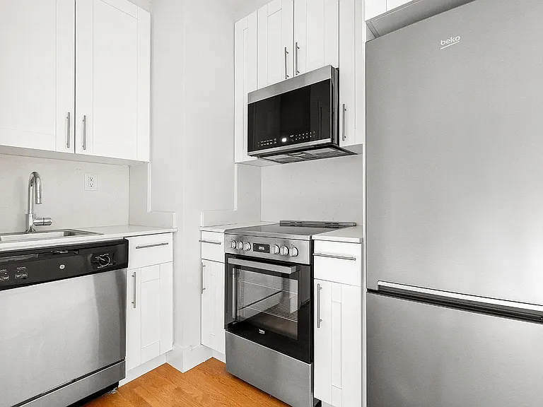210 W 70th St #404A — Photo 7