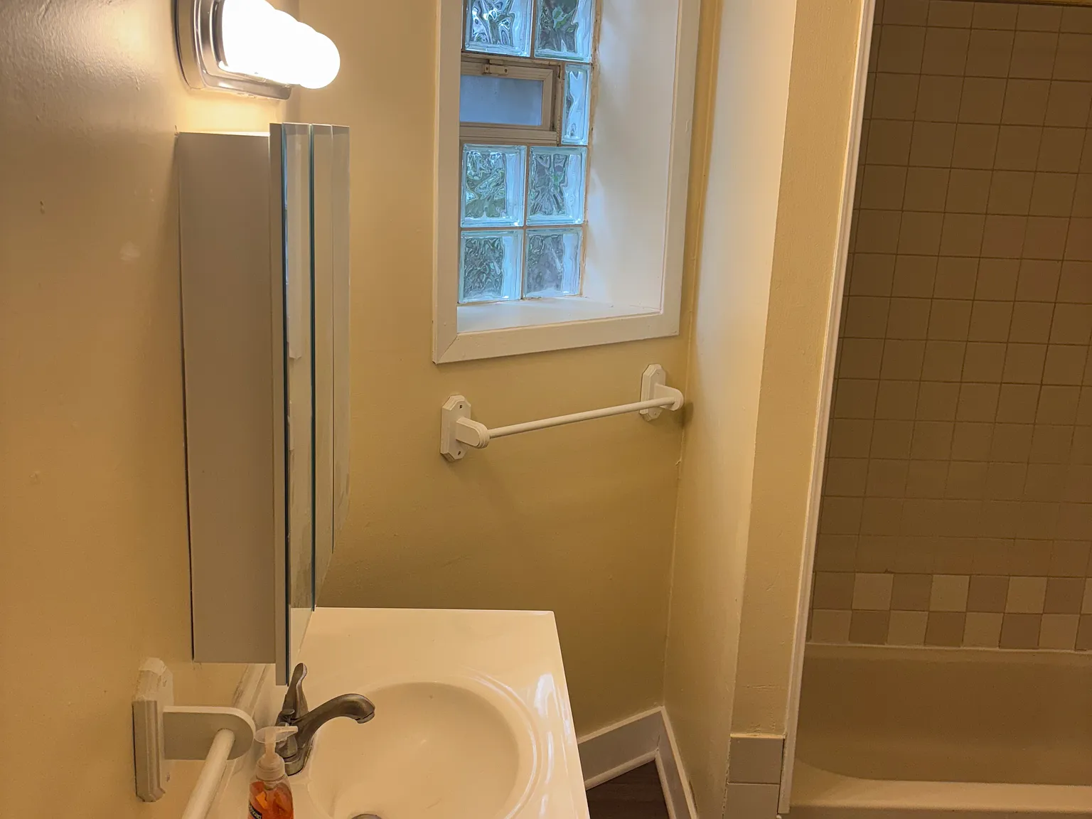 2 bed, 1300 sqft, $1,500 — Photo 3