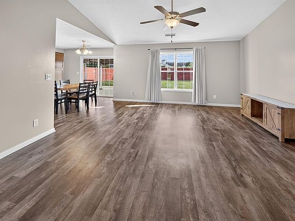 3rd image of 817 Candlestick Ct