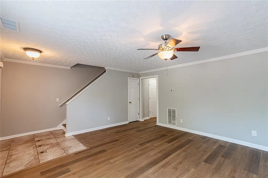 3 bed, 2.5 bath, 1340 sqft, $1,675 — Photo 4