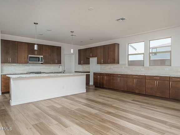 4th image of 17823 W SOUTHGATE Avenue