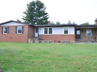 19559 Airmont Rd, Round Hill, VA 20141