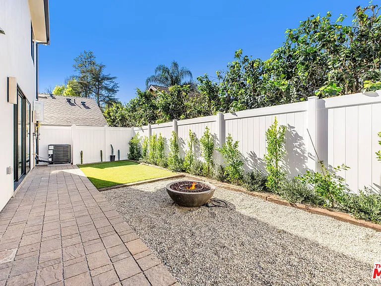 19535 Strathern St — Photo 15