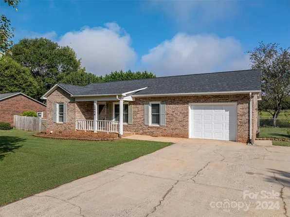 2446 Ashford Dr, Newton, NC 28658