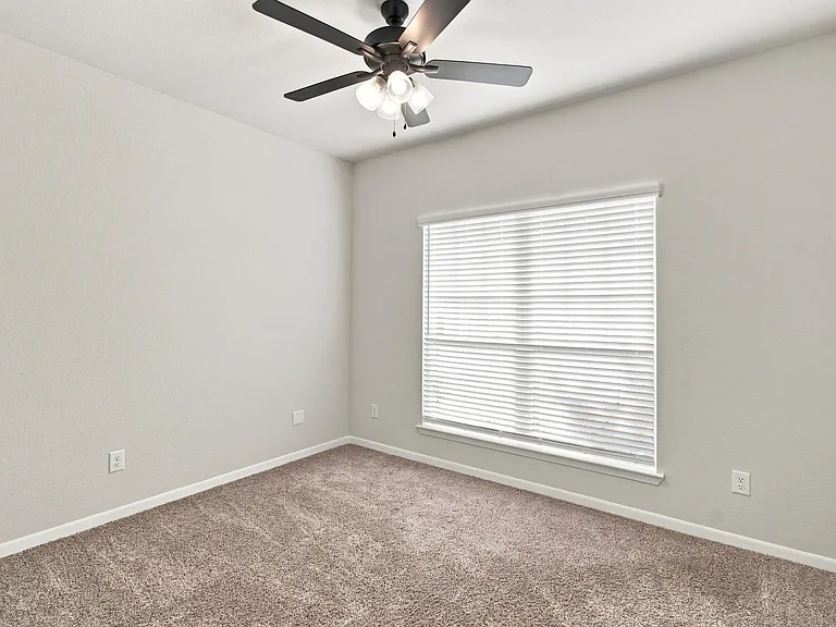 2827 Fox River Dr — Photo 23