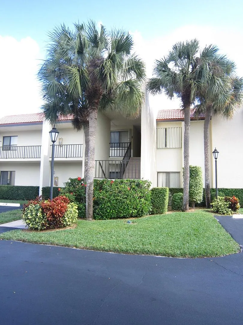 Short Term Rental Near Beach — Photo 1