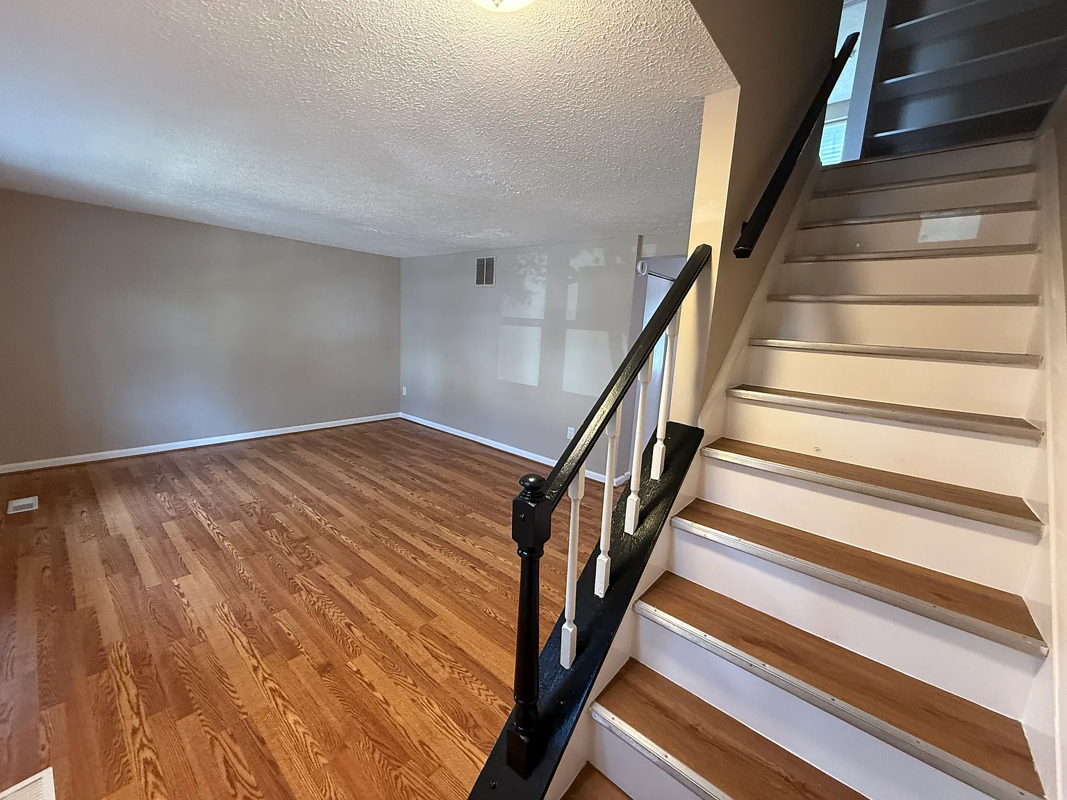 4 bed, 1360 sqft, $2,450 — Photo 3