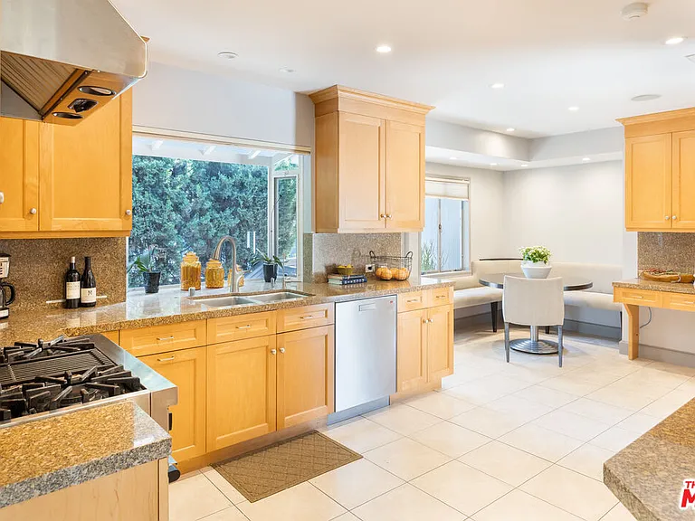 1256 Beverly Green Dr — Photo 5