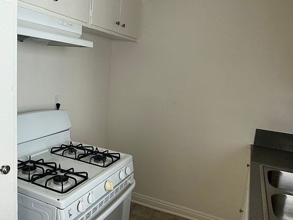 3rd image of 8505 Cedros Ave #208