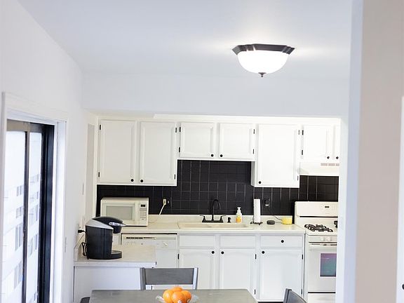 2nd image of 2560 Oakwood Dr