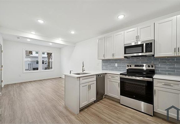 4th image of 2553 S Dewey St #1