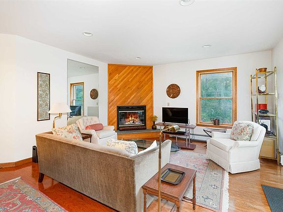 5th image of 688 Traver Rd