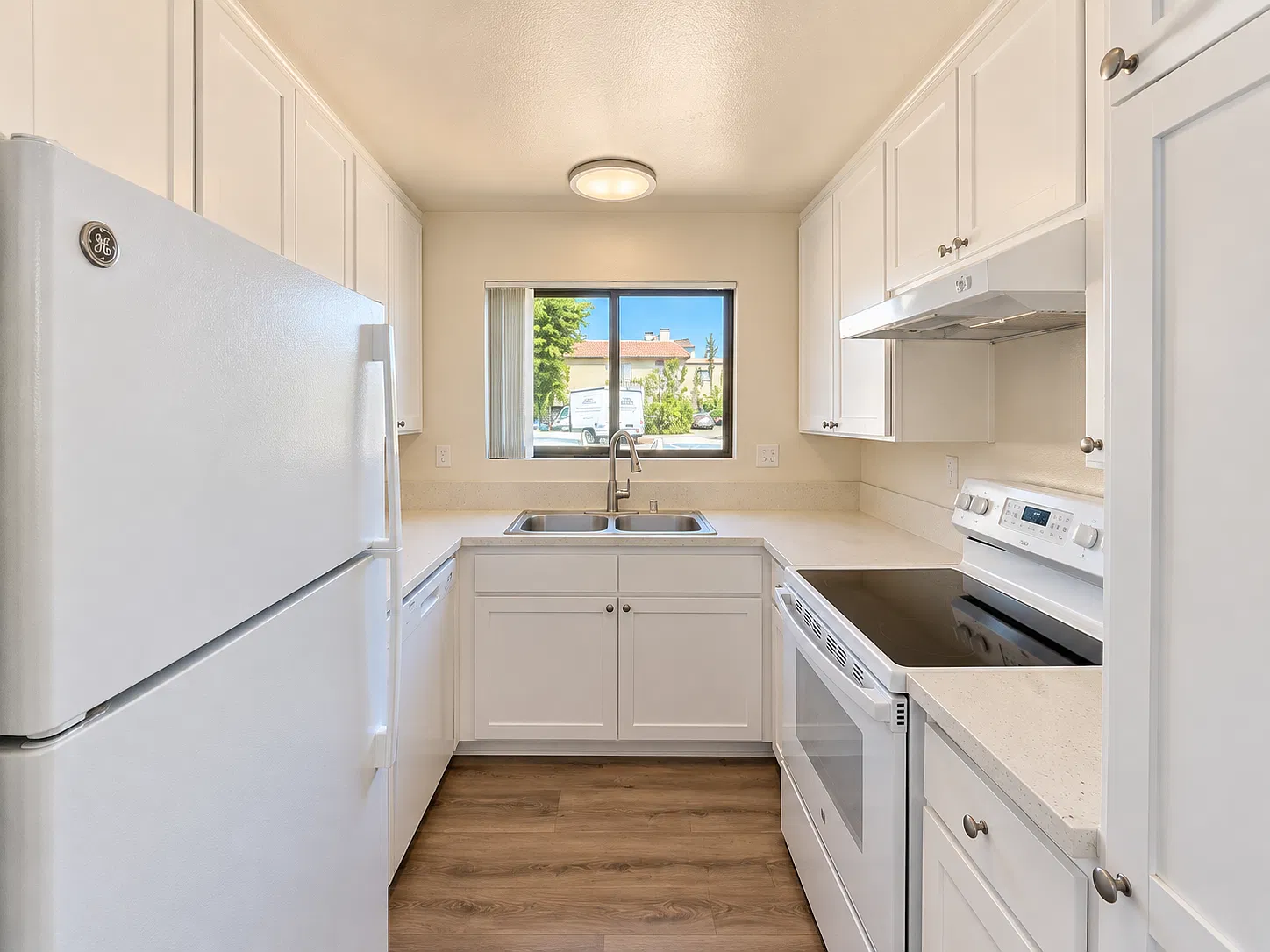 2 bed, 850 sqft, $2,820 — Photo 4
