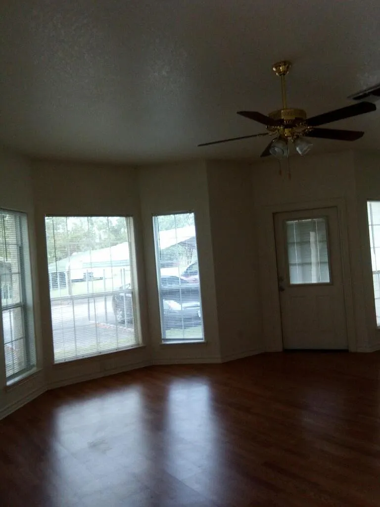 2 bed, 1100 sqft, $1,200 — Photo 3