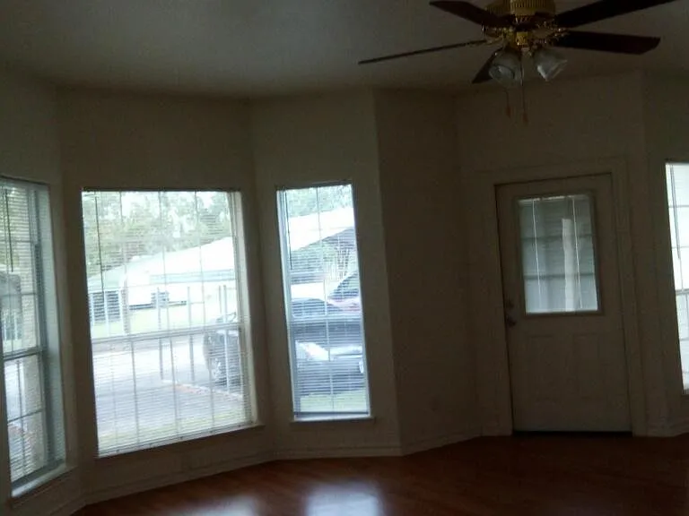 862 Lakeview Dr — Photo 3