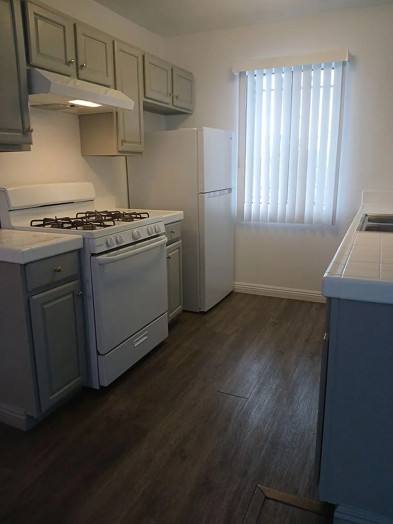 812 Hyde Park Blvd — Photo 2