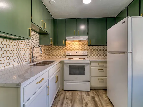 1260 NE Purcell Blvd APT 12, Bend, OR 97701