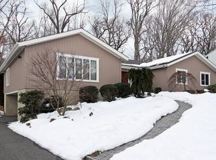 7 Hemlock Rd, Livingston, NJ 07039