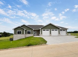 1106 Ione Dr, Peosta, IA 52068