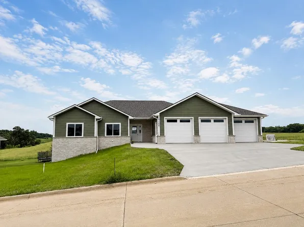 1106 Ione Dr, Peosta, IA 52068