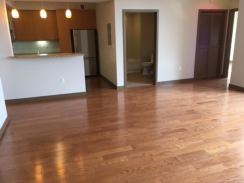 1st image of 170 King St Unit 1001