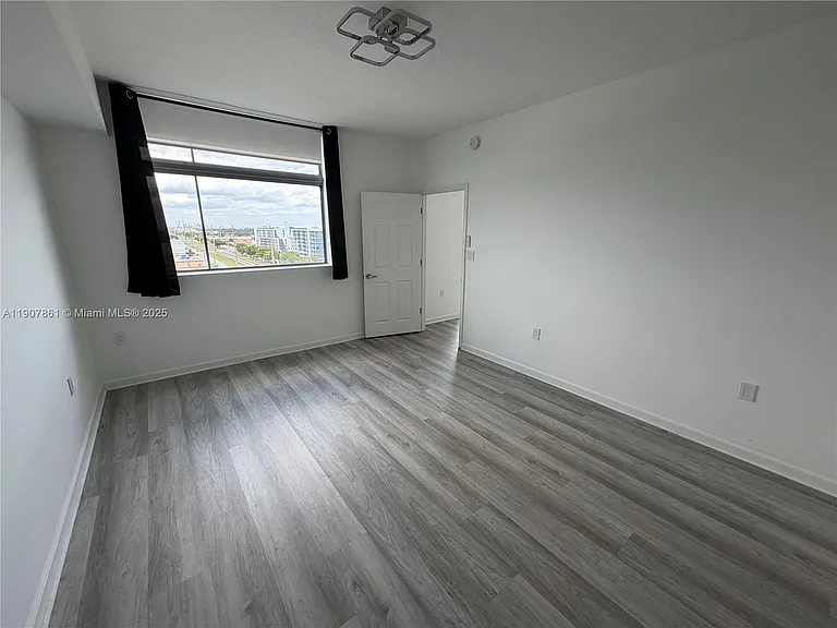 140 S Dixie Hwy — Photo 10