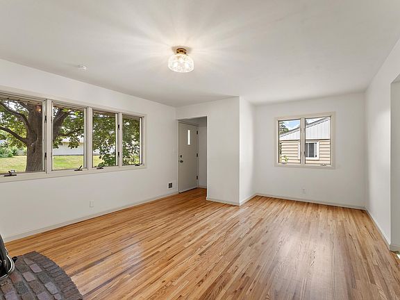 4th image of 738 22nd Ave N