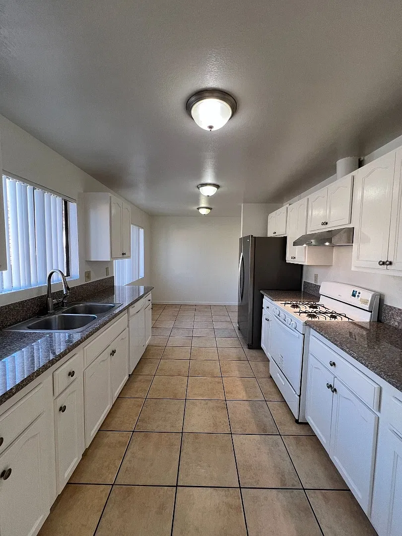 Light-Filled 4-Bed in San Pedro | Garage Parking, Utilities Included, Prime Location — Photo 2