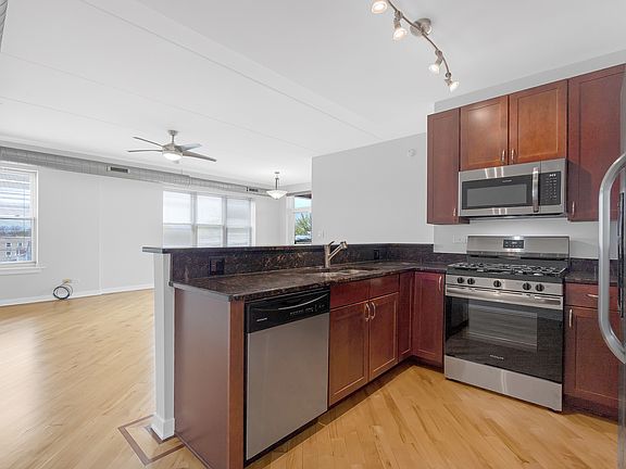 4th image of 3611 W Montrose Ave #407