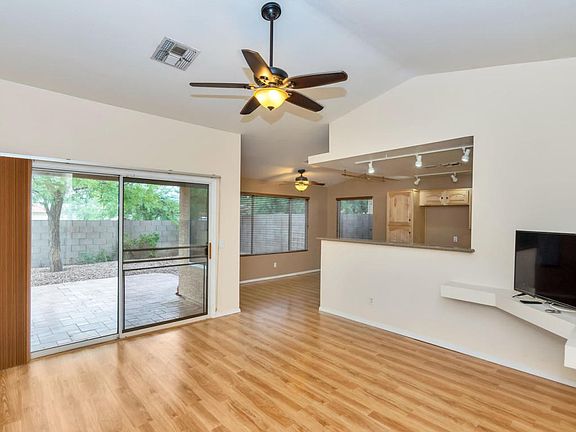 8423 W Berkeley Rd-large-004-21-Main Liv