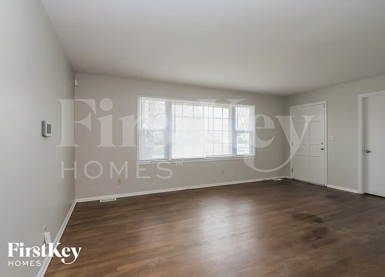 6045 N Alton Ave — Photo 3