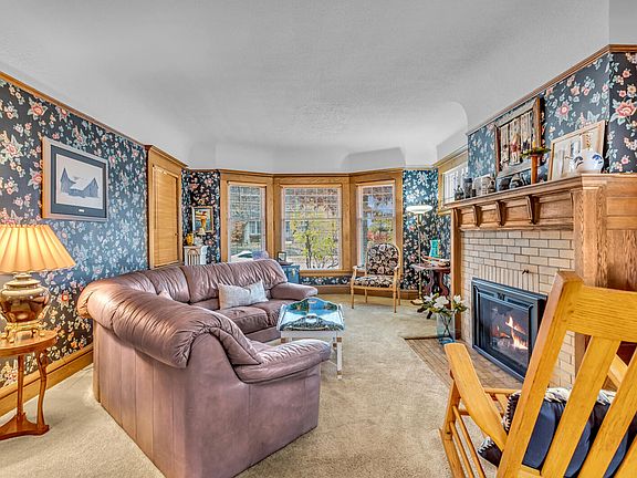 4th image of 218 4th St