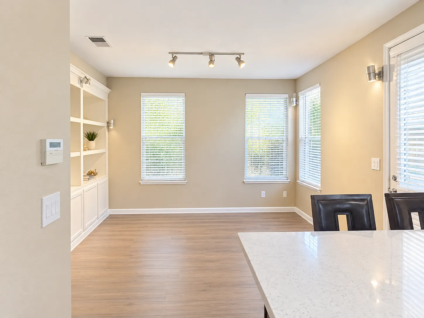 4 bed, 2.5 bath, 1889 sqft, $5,200 — Photo 3