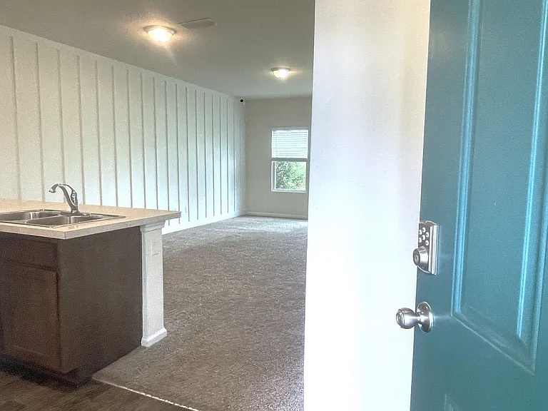 810 Capitol Pkwy — Photo 3