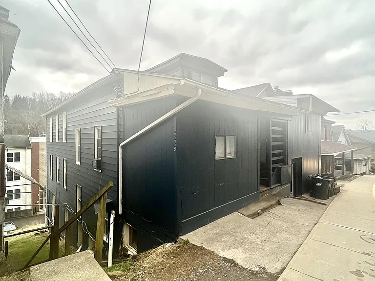 336 Stewart Street - B — Photo 3