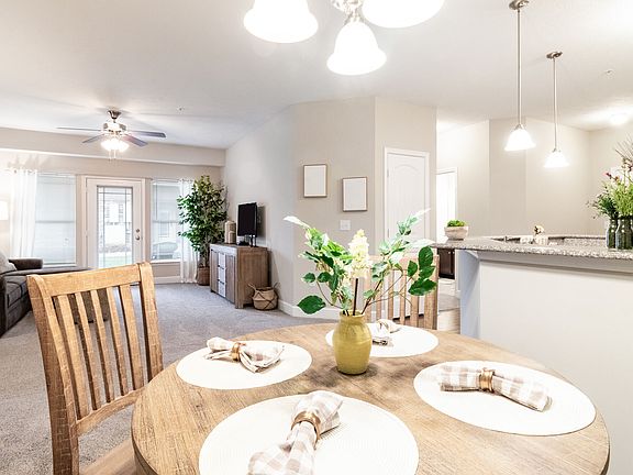 4th image of 475 Swanholme Dr #307