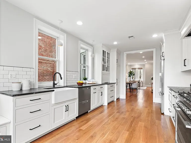 623 E St SE — Photo 11