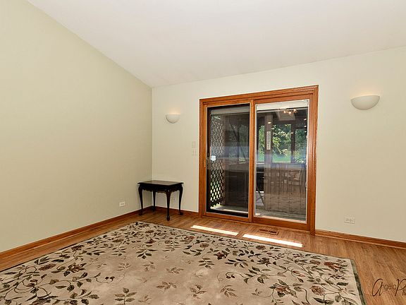 5th image of 963 Pleasant St